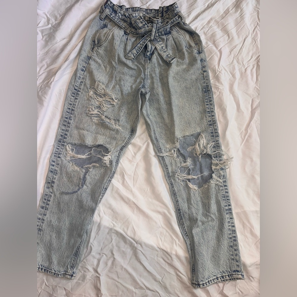 American Eagle Outfitters Light Blue Distressed Women's Jeans, cute bow tie belt